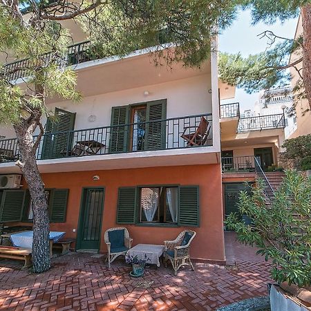 Apartments By The Sea Brela, Makarska - 16950 Екстер'єр фото